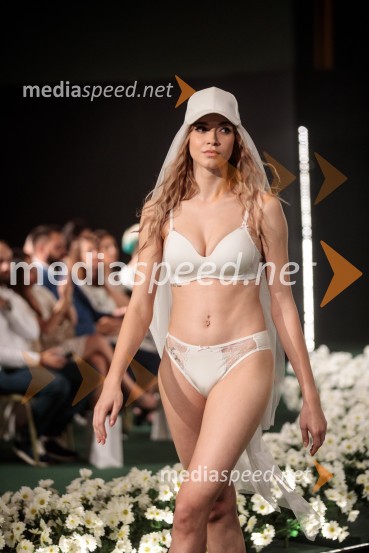  Evita Cizl, manekenkaModna revija Lisca za pomlad-poletje 2023: Hedonizem, ljubezen in uporništvo