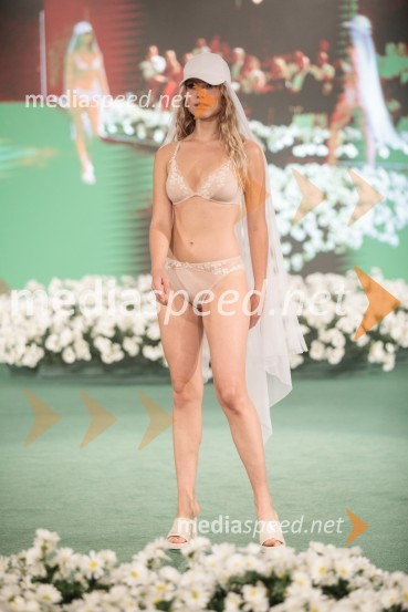  Robin Jeram, manekenkaModna revija Lisca za pomlad-poletje 2023: Hedonizem, ljubezen in uporništvo