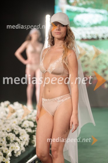  Robin Jeram, manekenkaModna revija Lisca za pomlad-poletje 2023: Hedonizem, ljubezen in uporništvo