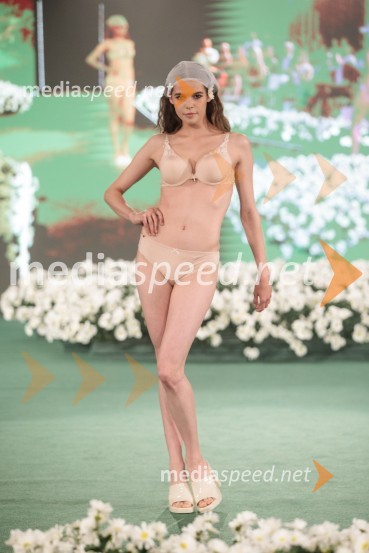  Karin Hočevar, manekenkaModna revija Lisca za pomlad-poletje 2023: Hedonizem, ljubezen in uporništvo