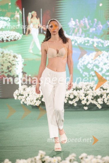  Ana Milardović, manekenkaModna revija Lisca za pomlad-poletje 2023: Hedonizem, ljubezen in uporništvo