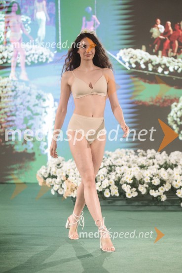  Marina Raneta, manekenkaModna revija Lisca za pomlad-poletje 2023: Hedonizem, ljubezen in uporništvo