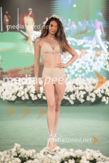  Marina Raneta, manekenkaModna revija Lisca za pomlad-poletje 2023: Hedonizem, ljubezen in uporništvo