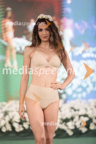  Marina Raneta, manekenkaModna revija Lisca za pomlad-poletje 2023: Hedonizem, ljubezen in uporništvo