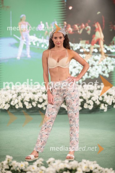  Manca Špacal, manekenkaModna revija Lisca za pomlad-poletje 2023: Hedonizem, ljubezen in uporništvo