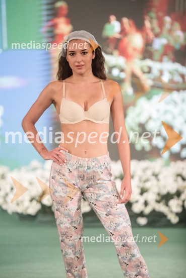  Manca Špacal, manekenkaModna revija Lisca za pomlad-poletje 2023: Hedonizem, ljubezen in uporništvo