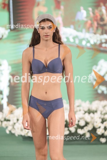  Gloria Lučić, manekenkaModna revija Lisca za pomlad-poletje 2023: Hedonizem, ljubezen in uporništvo