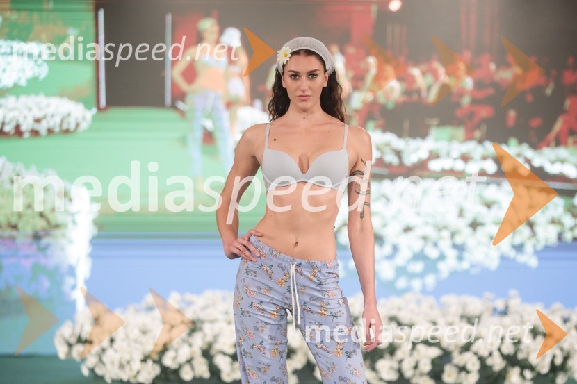  Klara Videmšek, manekenkaModna revija Lisca za pomlad-poletje 2023: Hedonizem, ljubezen in uporništvo