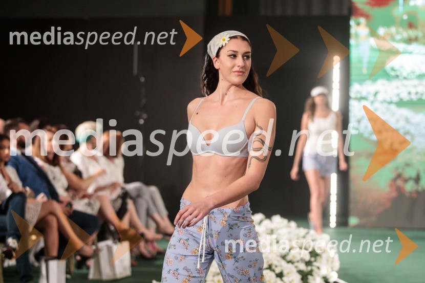  Klara Videmšek, manekenkaModna revija Lisca za pomlad-poletje 2023: Hedonizem, ljubezen in uporništvo