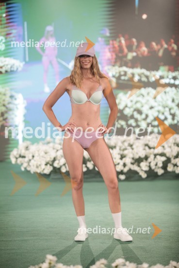  Špela Klemenčič, manekenkaModna revija Lisca za pomlad-poletje 2023: Hedonizem, ljubezen in uporništvo