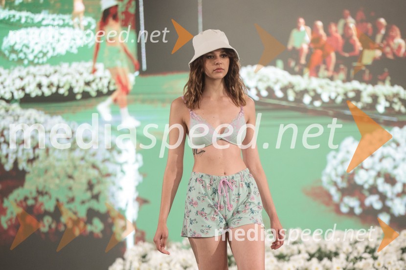  Amber Škrabec, manekenkaModna revija Lisca za pomlad-poletje 2023: Hedonizem, ljubezen in uporništvo