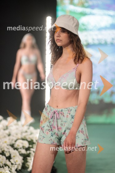  Amber Škrabec, manekenkaModna revija Lisca za pomlad-poletje 2023: Hedonizem, ljubezen in uporništvo