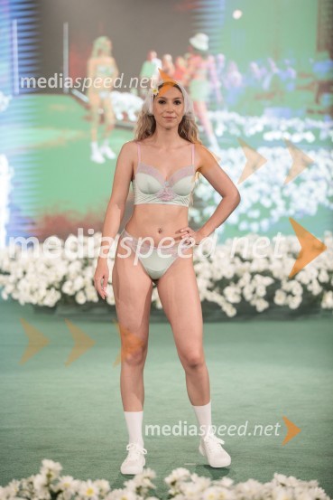  Maruša Trefalt, manekenkaModna revija Lisca za pomlad-poletje 2023: Hedonizem, ljubezen in uporništvo