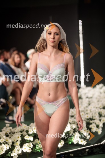  Maruša Trefalt, manekenkaModna revija Lisca za pomlad-poletje 2023: Hedonizem, ljubezen in uporništvo