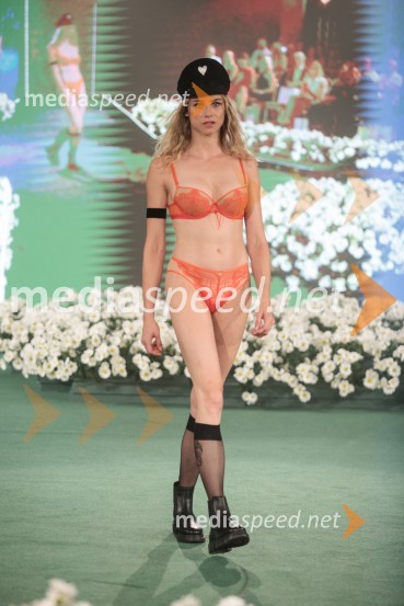  Maša Sara Modic, manekenkaModna revija Lisca za pomlad-poletje 2023: Hedonizem, ljubezen in uporništvo