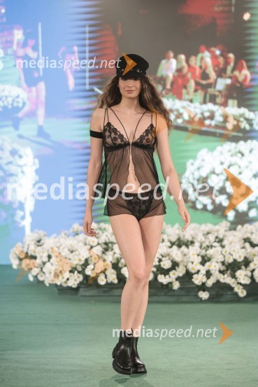  Marina Raneta, manekenkaModna revija Lisca za pomlad-poletje 2023: Hedonizem, ljubezen in uporništvo