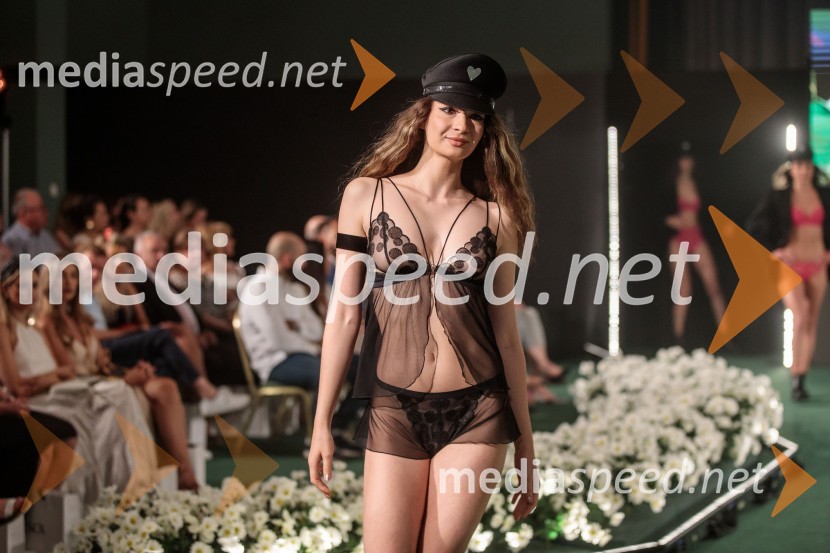  Marina Raneta, manekenkaModna revija Lisca za pomlad-poletje 2023: Hedonizem, ljubezen in uporništvo