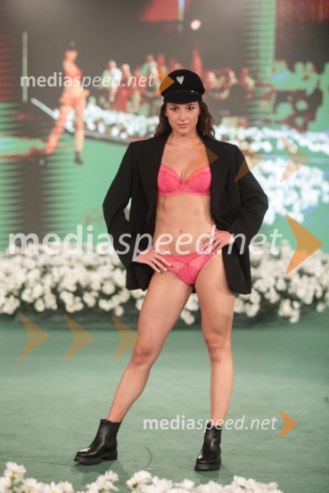  Manca Špacal, manekenkaModna revija Lisca za pomlad-poletje 2023: Hedonizem, ljubezen in uporništvo