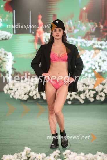  Manca Špacal, manekenkaModna revija Lisca za pomlad-poletje 2023: Hedonizem, ljubezen in uporništvo