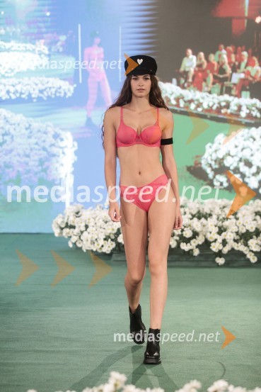  Gloria Lučić, manekenkaModna revija Lisca za pomlad-poletje 2023: Hedonizem, ljubezen in uporništvo