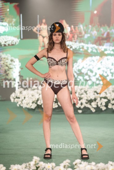  Amber Škrabec, manekenkaModna revija Lisca za pomlad-poletje 2023: Hedonizem, ljubezen in uporništvo