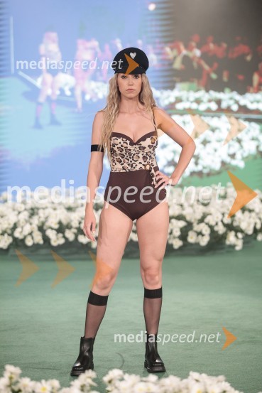  Maruša Trefalt, manekenkaModna revija Lisca za pomlad-poletje 2023: Hedonizem, ljubezen in uporništvo