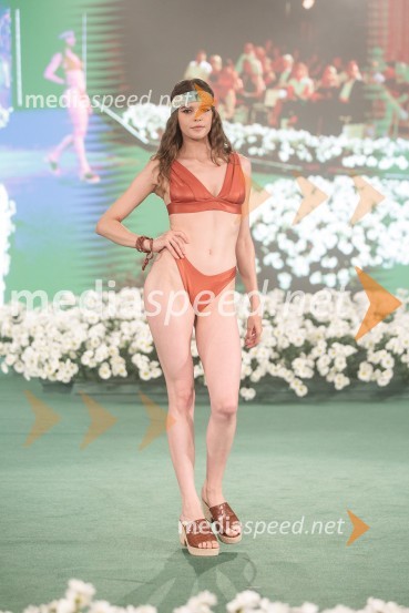  Karin Hočevar, manekenkaModna revija Lisca za pomlad-poletje 2023: Hedonizem, ljubezen in uporništvo