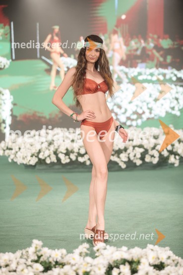  Marina Raneta, manekenkaModna revija Lisca za pomlad-poletje 2023: Hedonizem, ljubezen in uporništvo