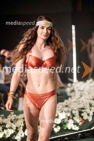  Marina Raneta, manekenkaModna revija Lisca za pomlad-poletje 2023: Hedonizem, ljubezen in uporništvo