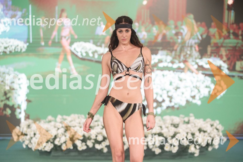  Klara Videmšek, manekenkaModna revija Lisca za pomlad-poletje 2023: Hedonizem, ljubezen in uporništvo