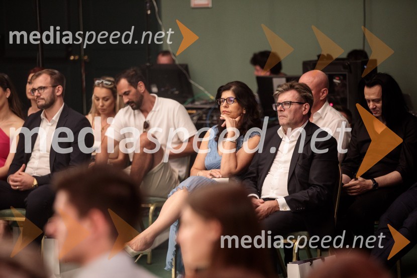  Vesna Južna, lastnica podjetja Lisca;  Dari Južna,  lastnik podjetja LiscaModna revija Lisca za pomlad-poletje 2023: Hedonizem, ljubezen in uporništvo