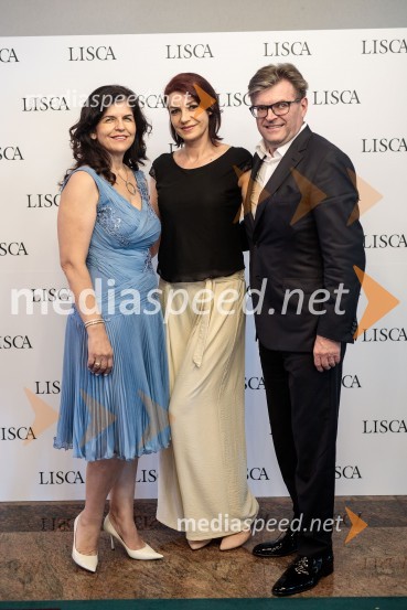  Vesna Južna, lastnica podjetja Lisca;  Tamara Busar, vodja projektov v marketingu, Lisca;  Dari Južna,  lastnik podjetja LiscaModna revija Lisca za pomlad-poletje 2023: Hedonizem, ljubezen in uporništvo