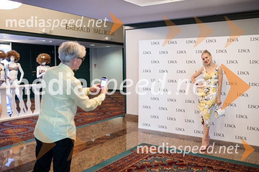  Matjaž Ambrožič;  Nika Ambrožič Urbas, modna kreatorka in ustanoviteljica modne znamke Marija ModernaModna revija Lisca za pomlad-poletje 2023: Hedonizem, ljubezen in uporništvo