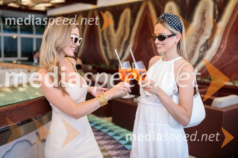  Nina  Retar;  Lara Begič, modna blogerkaModna revija Lisca za pomlad-poletje 2023: Hedonizem, ljubezen in uporništvo