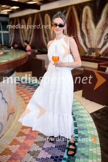  Lara Begič, modna blogerkaModna revija Lisca za pomlad-poletje 2023: Hedonizem, ljubezen in uporništvo