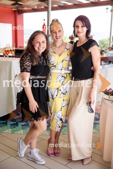  Barbara Pungerčič Puntar, vodja marketinga v podjetju Lisca;  Nika Ambrožič Urbas, modna kreatorka in ustanoviteljica modne znamke Marija Moderna;  Tamara Busar, vodja projektov v marketingu, LiscaModna revija Lisca za pomlad-poletje 2023: Hedonizem, ljubezen in uporništvo