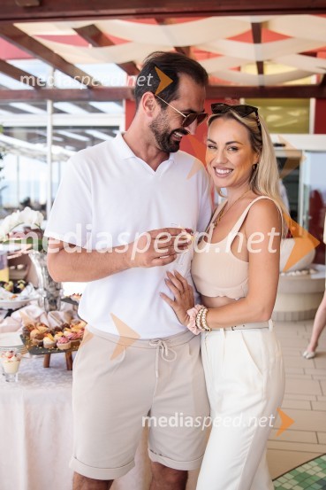  Marko  Pavlović, podjetnik;  Katarina Benček, social media influencerka, avtorica knjigeModna revija Lisca za pomlad-poletje 2023: Hedonizem, ljubezen in uporništvo