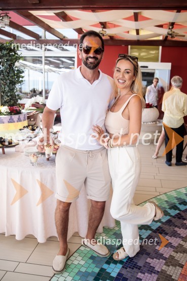  Marko  Pavlović, podjetnik;  Katarina Benček, social media influencerka, avtorica knjigeModna revija Lisca za pomlad-poletje 2023: Hedonizem, ljubezen in uporništvo