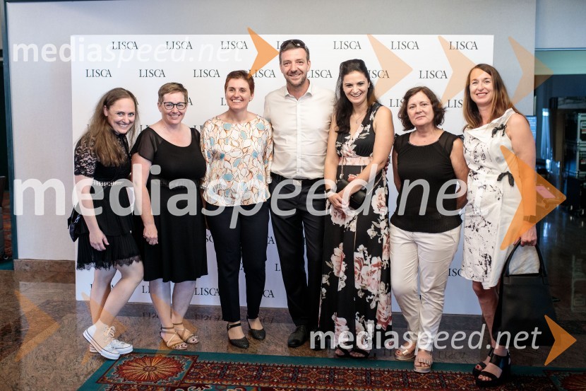  Barbara Pungerčič Puntar, vodja marketinga v podjetju Lisca;  ... ;  Janja Seničar Tratar;  Rok Bosina;  ... ;  ... ;  Josipa Poljičak, direktorica Lisca moda HrvaškaModna revija Lisca za pomlad-poletje 2023: Hedonizem, ljubezen in uporništvo