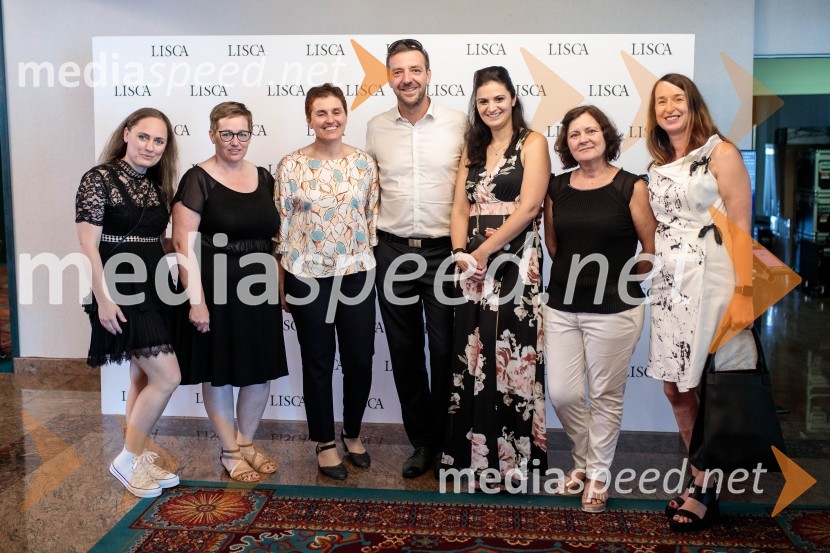  Barbara Pungerčič Puntar, vodja marketinga v podjetju Lisca;  ... ;  Janja Seničar Tratar;  Rok Bosina;  ... ;  ... ;  Josipa Poljičak, direktorica Lisca moda HrvaškaModna revija Lisca za pomlad-poletje 2023: Hedonizem, ljubezen in uporništvo