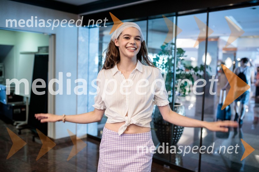  Karin Hočevar, manekenkaModna revija Lisca za pomlad-poletje 2023: Hedonizem, ljubezen in uporništvo