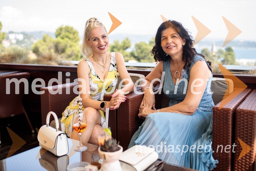  Nika Ambrožič Urbas, modna kreatorka in ustanoviteljica modne znamke Marija Moderna;  Vesna Južna, lastnica podjetja LiscaModna revija Lisca za pomlad-poletje 2023: Hedonizem, ljubezen in uporništvo