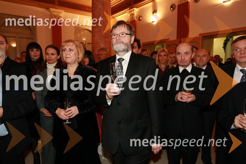 Prof. dr. Ivan Rozman, rektor Univerze v Mariboru, njegova soporoga dr. Janja Črčinovič Rozman ter dr. Franc Kramberger, mariborski nadškof in metropolitPonovoletni sprejem rektorja Univerze v Mariboru