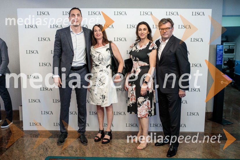  Marko Ninčević, generalni direktor podjetja Lisca;  Josipa Poljičak, direktorica Lisca moda Hrvaška;  Daniela Dimovska, direktorica Lisca Skopje;  Dari Južna,  lastnik podjetja LiscaModna revija Lisca za pomlad-poletje 2023: Hedonizem, ljubezen in uporništvo