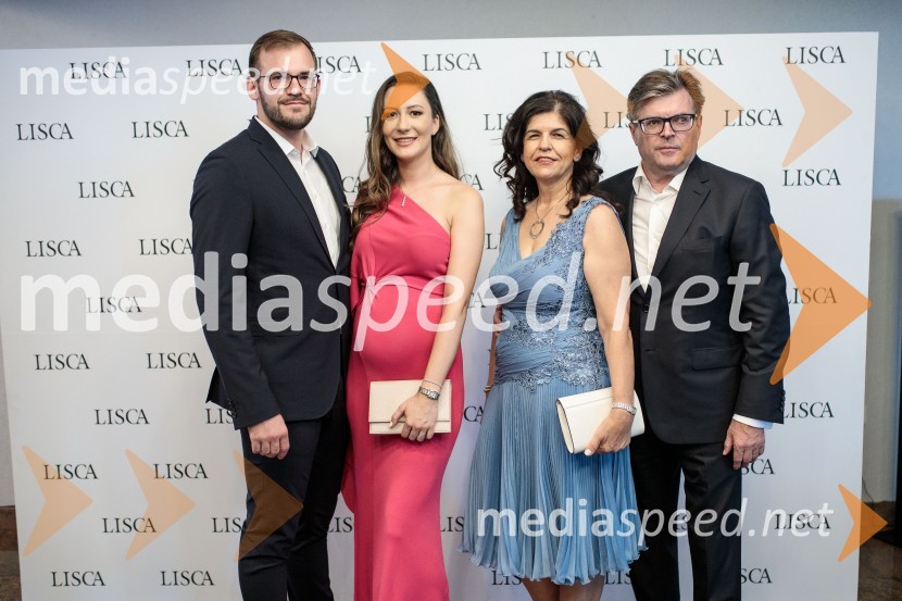  ... ;  ... ;  Vesna Južna, lastnica podjetja Lisca;  Dari Južna,  lastnik podjetja LiscaModna revija Lisca za pomlad-poletje 2023: Hedonizem, ljubezen in uporništvo