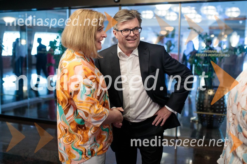  ... ;  Dari Južna,  lastnik podjetja LiscaModna revija Lisca za pomlad-poletje 2023: Hedonizem, ljubezen in uporništvo