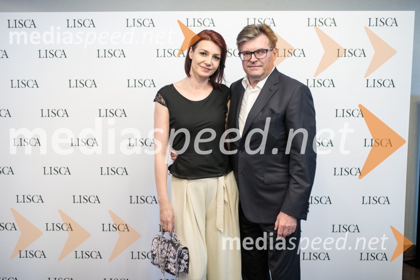  Tamara Busar, vodja projektov v marketingu, Lisca;  Dari Južna,  lastnik podjetja LiscaModna revija Lisca za pomlad-poletje 2023: Hedonizem, ljubezen in uporništvo