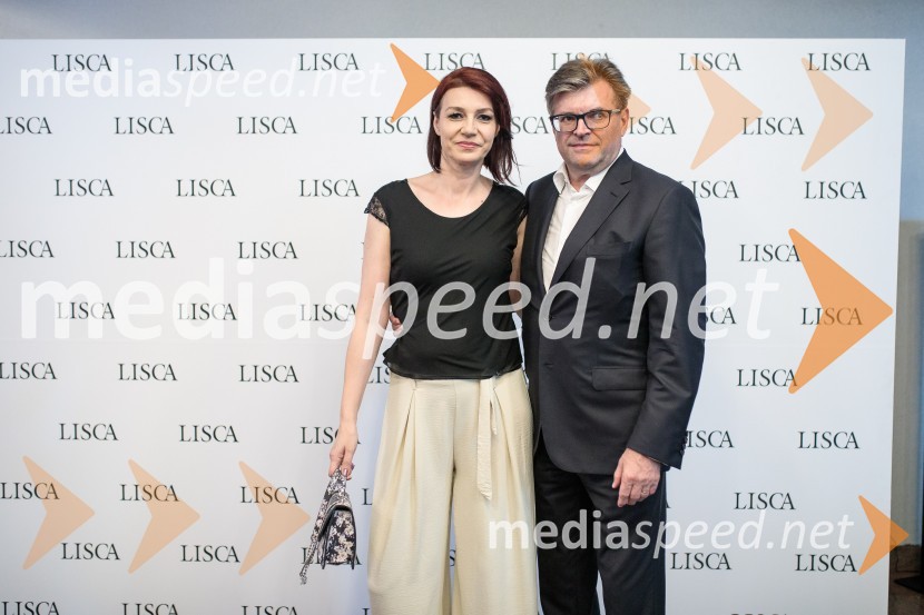  Tamara Busar, vodja projektov v marketingu, Lisca;  Dari Južna,  lastnik podjetja LiscaModna revija Lisca za pomlad-poletje 2023: Hedonizem, ljubezen in uporništvo