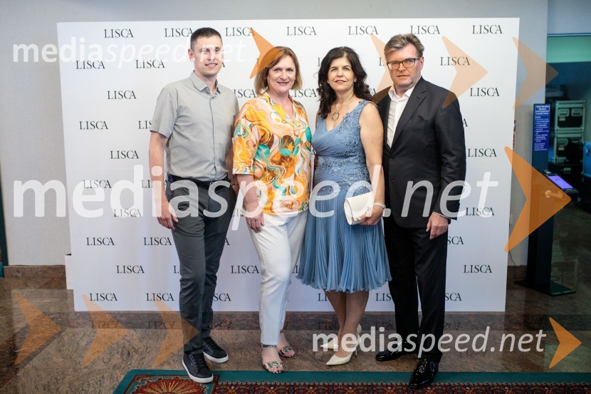  ... ;  ... ;  Vesna Južna, lastnica podjetja Lisca;  Dari Južna,  lastnik podjetja LiscaModna revija Lisca za pomlad-poletje 2023: Hedonizem, ljubezen in uporništvo