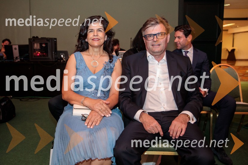  Vesna Južna, lastnica podjetja Lisca;  Dari Južna,  lastnik podjetja LiscaModna revija Lisca za pomlad-poletje 2023: Hedonizem, ljubezen in uporništvo